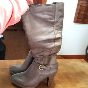 Woman's size 8.5 boots